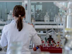 "La maternidad sigue siendo una gran desventaja para una investigadora"