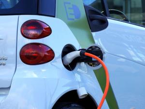 Almacenar energía en la carrocería de un vehículo gracias a fibras de carbono especiales