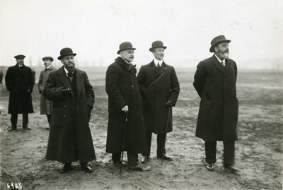 Issy-les-Moulineaux en el polígono de Aerostación de la Casa Astra, marzo de 1911