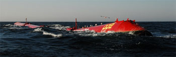 Figura 2.- Imagen del generador Pelamis en condiciones de trabajo (Pelamis Wave Power) Figura 2.- Imagen del generador Pelamis en condiciones de trabajo (Pelamis Wave Power)